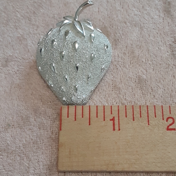 Vintage Sarah Coventry Summer Strawberry Picnic Pin Brooch Cottagecore - Picture 3 of 4